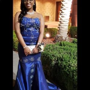 I am selling and African hand stitched dress